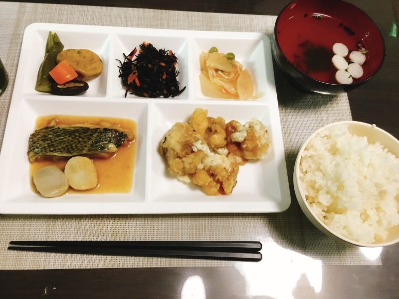 ひまわり荘 夕食 黒鯛煮付け チキン南蛮 煮物 今日の献立 ひまわり荘 夕食 黒鯛煮付け チキン南蛮 煮物 今日の献立