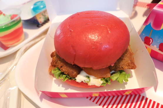 パーク飯 りんご飴なハンバーガー 東京ディズニーリポート