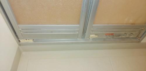 お風呂場のドア換気口の汚れを綺麗にしていきます スサキハウスサービスほのぼのブログ お風呂場のドア換気口の汚れを綺麗にしていきます スサキハウスサービスほのぼのブログ