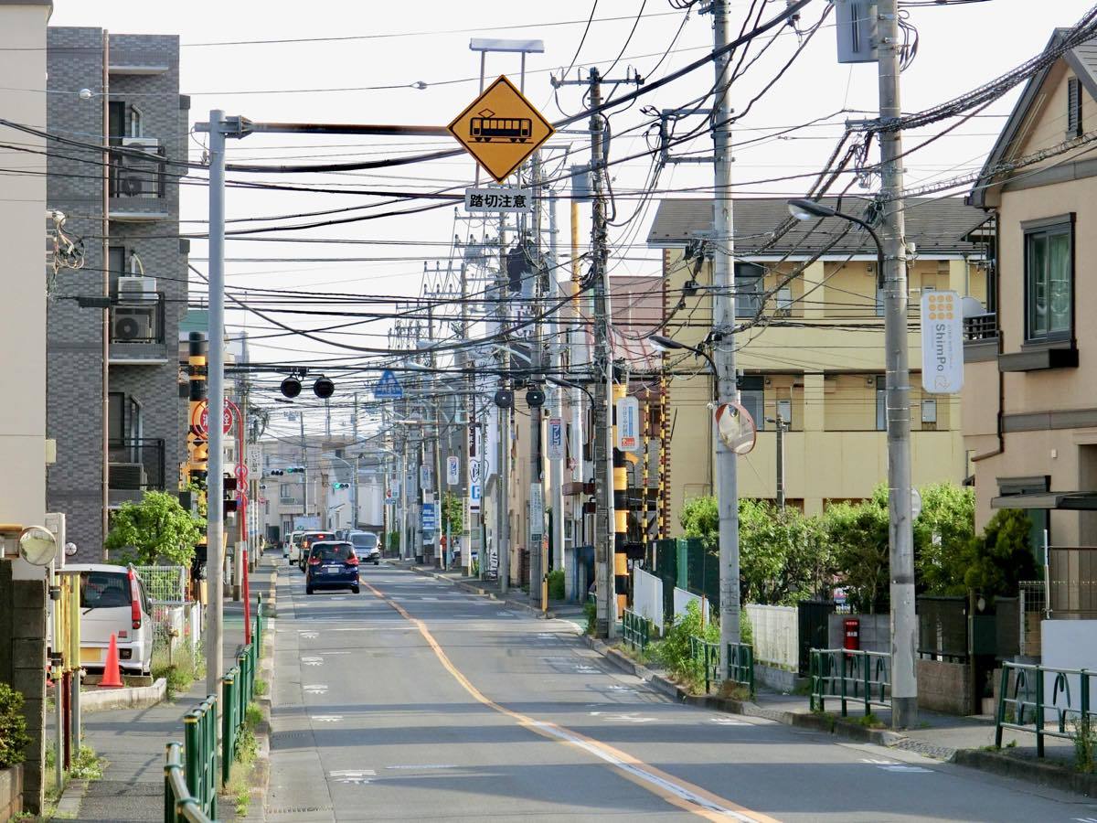 西武鉄道の踏切 保谷10号踏切 黄色い電車に乗せて