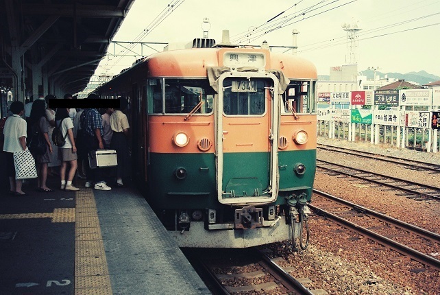 1995（平7）年、165系急行「富士川」と静岡鉄道のバスの