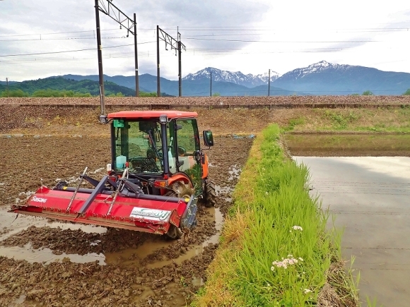 土曜日、兼業農家は「田掻き作業」でした_c0336902_20083995.jpg