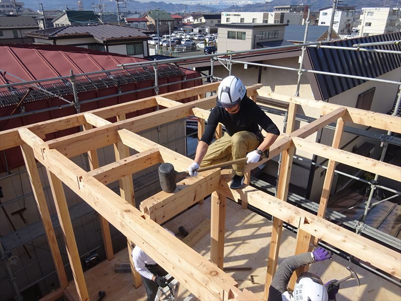 青山 小さな家 現場での建て方作業進行中 岩井沢工務所の現場日記