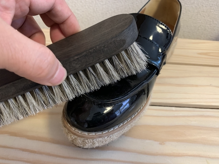 【おうちで靴磨き】エナメルの傷に見える汚れ、あきらめる前に_b0226322_14410980.jpg