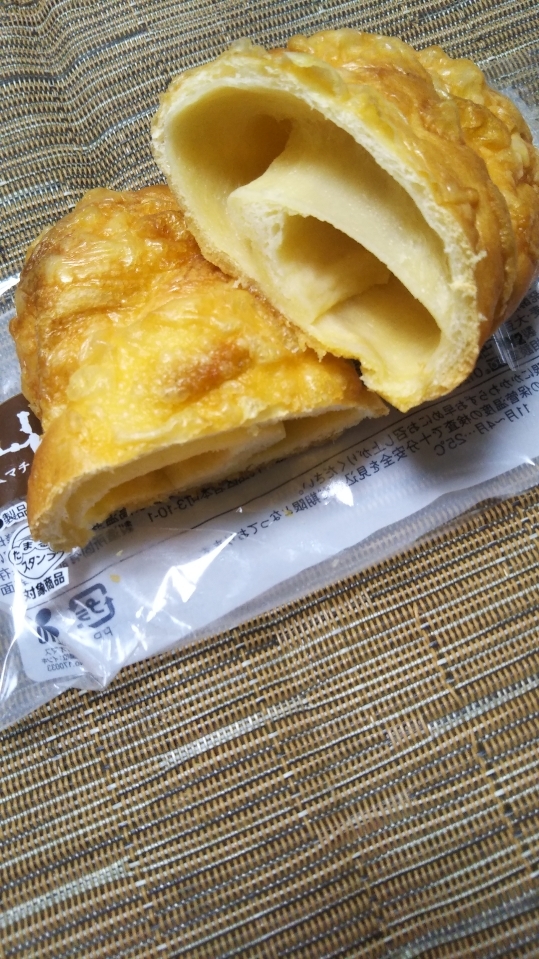 ローソン 塩バターチーズパン_f0076001_23063157.jpg