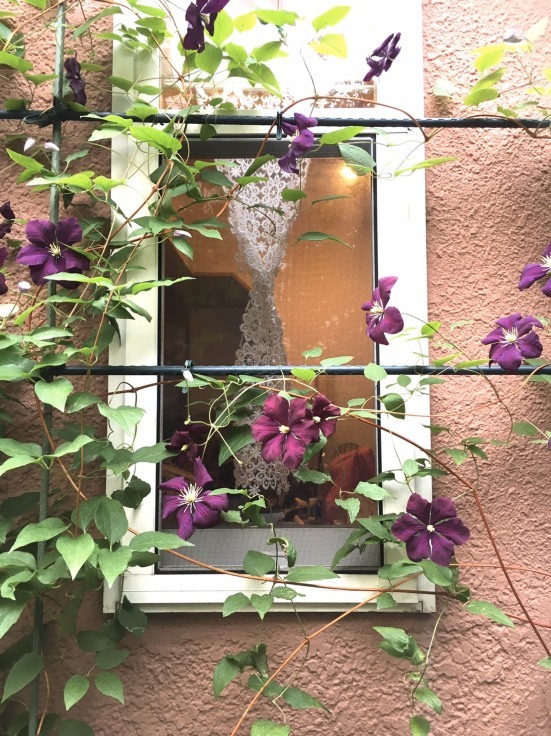 クレマチスのフェンス Mayumin S Tiny Secret Garden Table 小さな秘密の花園で