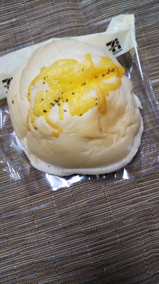セブンイレブン ふんわりもちもちたまごチーズ_f0076001_23220524.jpg