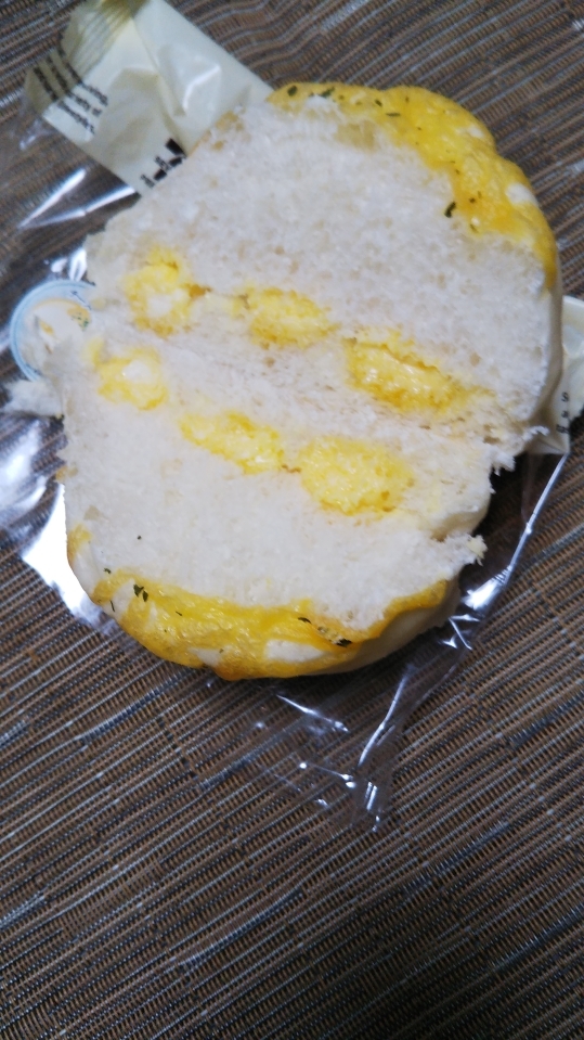 セブンイレブン ふんわりもちもちたまごチーズ_f0076001_23221548.jpg