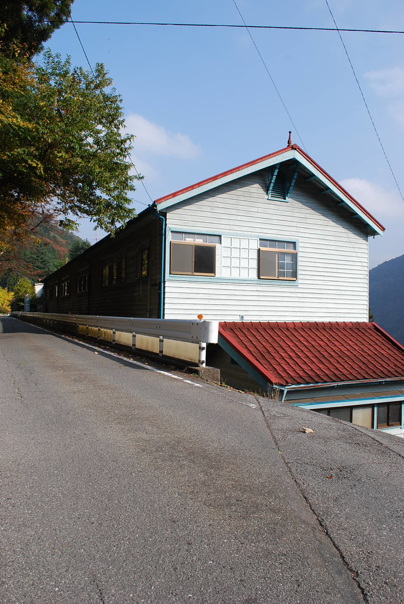 埼玉県秩父市の旧大滝村立小学校上中尾分校(建築家・山中節治作品研究)_f0142606_02373829.jpg