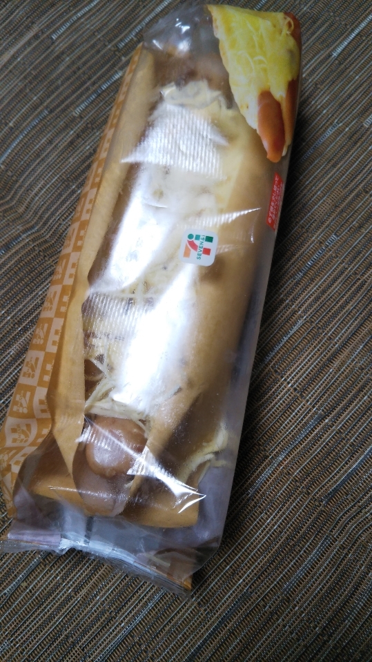 セブンイレブン チーズ!チーズ!チーズ! ポークソーセージ&チーズロール_f0076001_22311537.jpg