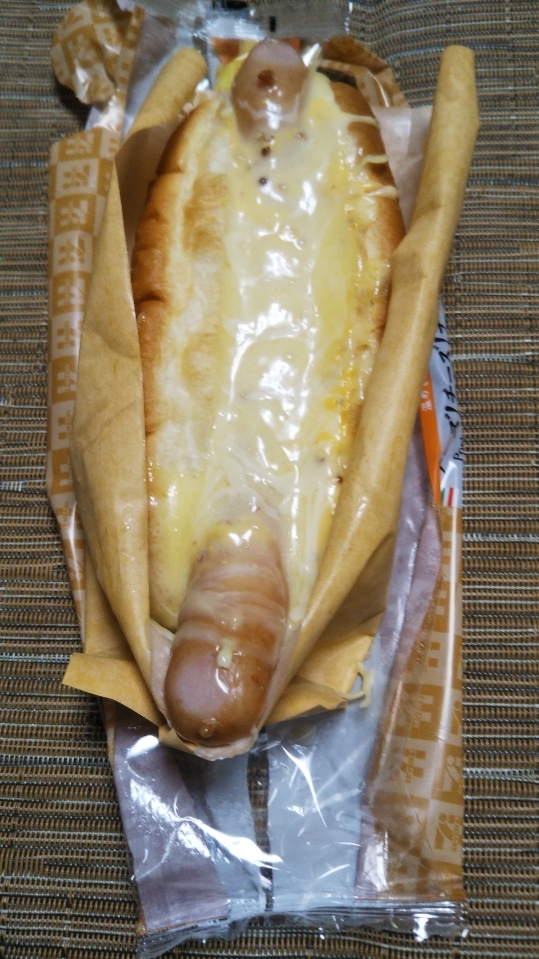 セブンイレブン チーズ!チーズ!チーズ! ポークソーセージ&チーズロール_f0076001_22313845.jpg