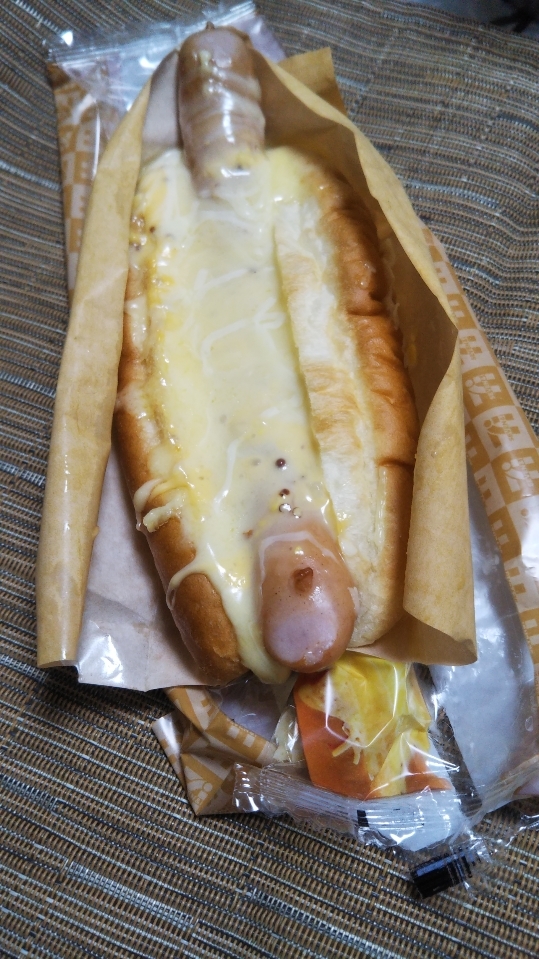 セブンイレブン チーズ!チーズ!チーズ! ポークソーセージ&チーズロール_f0076001_22315198.jpg