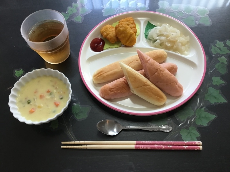 しらゆり荘 朝食 チキンナゲット イタリアンサラダ コーンクリーム煮 スナックパン 今日の献立