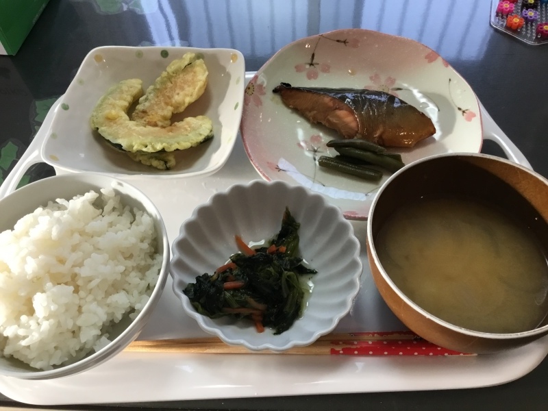 夕食 マスのみりんつけ 南瓜の天ぷら ほうれん草のお浸し 今日の献立