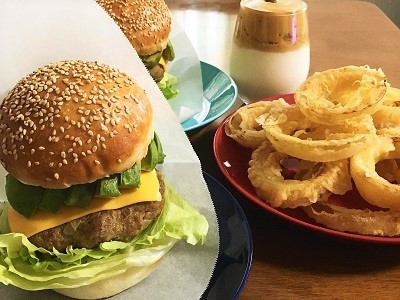 厚切りフレンチトーストとアボカドバーガー&オニオンリング_f0231189_13113313.jpg