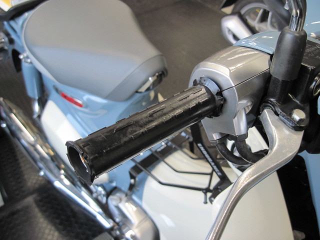 最近なぜか人気のスーパーカブc125パールカデットグレー バイクの横輪