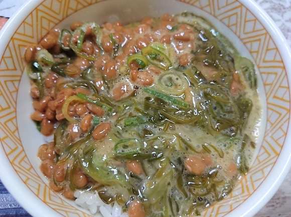 5/31 焼塩鮭甘口納豆玉子めかぶ定食@自宅_b0042308_06555469.jpg