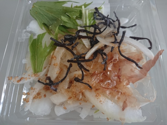 5/31 ニュータッチ 竹岡式ラーメン、ファミマ 淡路島産の新玉ねぎサラダ、山崎製パン黒糖まんじゅうつぶあん_b0042308_12415778.jpg