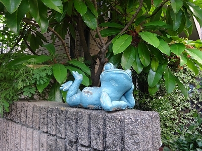 置物蛙のいる風景_b0122645_00022241.jpg