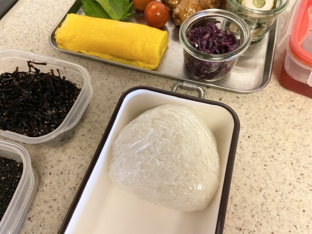 今日のお弁当[ドデカおにぎり]_d0327373_07520190.jpeg