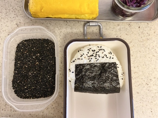 今日のお弁当[ドデカおにぎり]_d0327373_07521241.jpeg