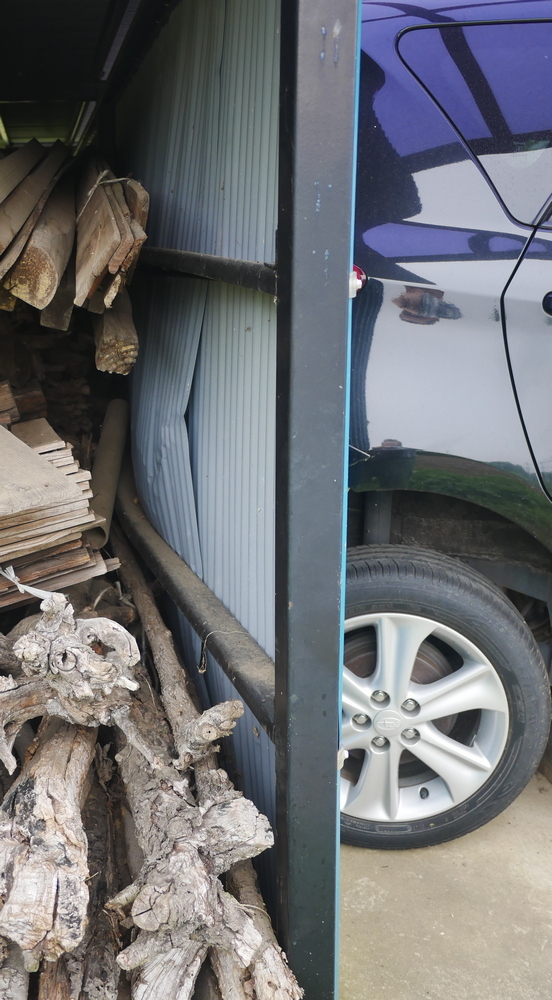 クルマと車庫に当て逃げ被害、加害者は立件へ_b0104774_23041513.jpg