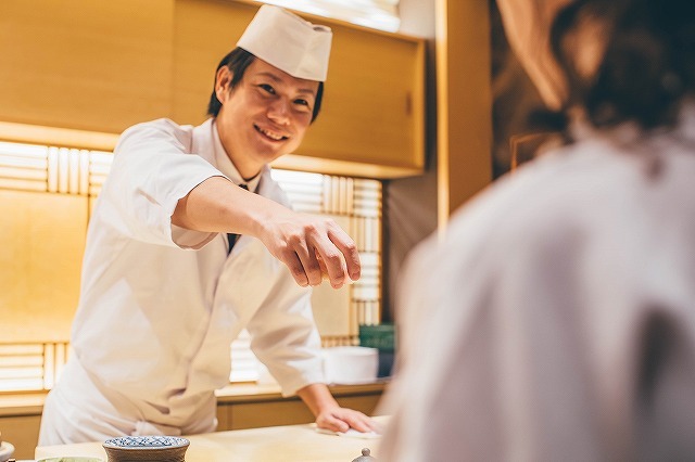 店員さんへ一杯ご馳走する行為について ブライダル司会者 恋塚です