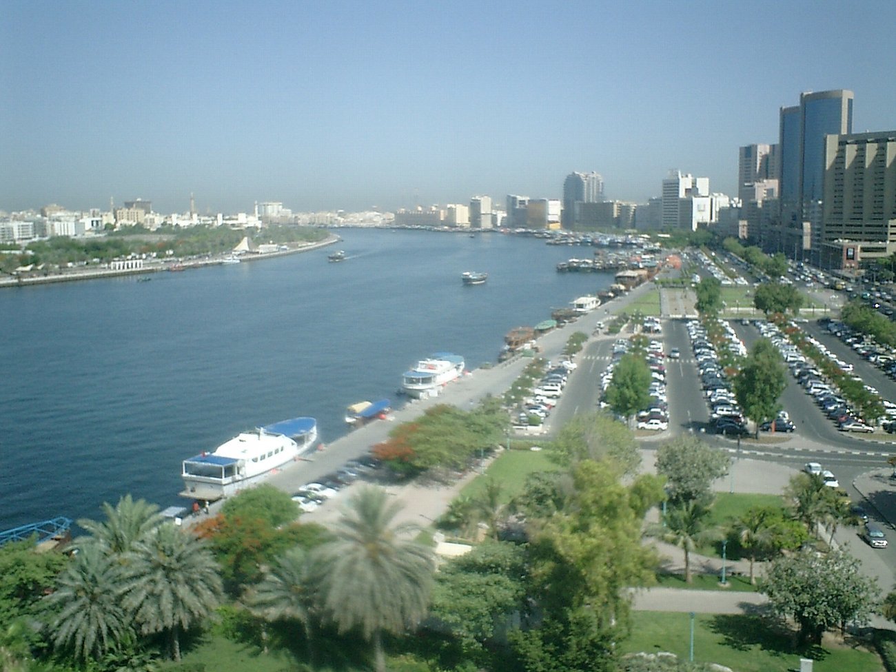 アラブ首長国連合のドバイ : レトロな建物を訪ねて