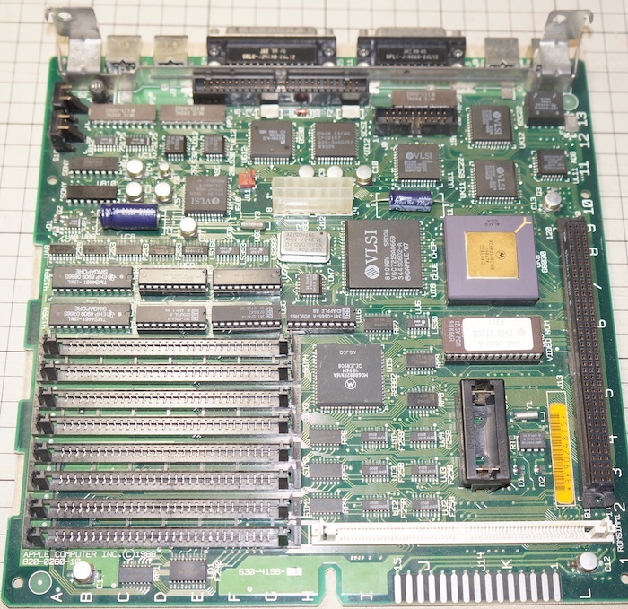Macintosh SE/30 マザーボードのコンデンサ交換、二連発。^o