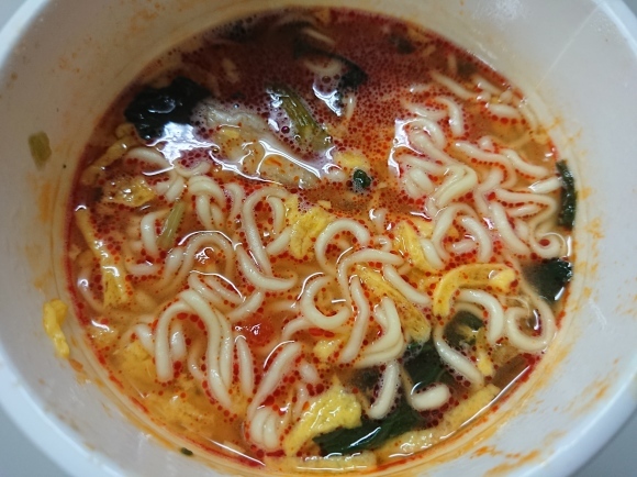 6/6夜勤飯 明星中華三昧 榮林監修トマト酸辣湯麺、ローソン 鬼滅の刃 炭治郎の漆黒炒飯風おにぎり、山崎製パン黒みつきなこ大福_b0042308_01470923.jpg