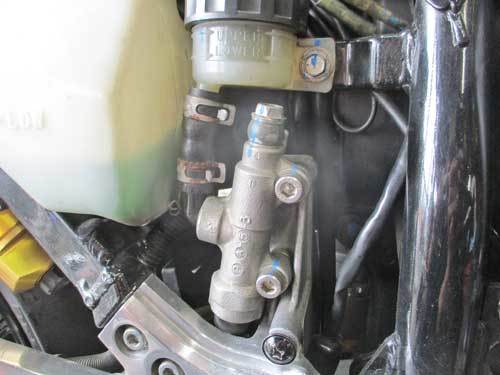 H内サン号 GPZ900Rニンジャのトップブリッジ交換&ブレンボ クラッチマスター装着・・・(^^♪_f0174721_19171640.jpg