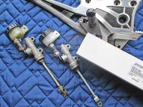 H内サン号 GPZ900Rニンジャのトップブリッジ交換&ブレンボ クラッチマスター装着・・・(^^♪_f0174721_19171699.jpg