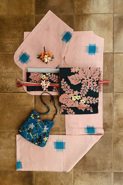 百合の立体刺繍の帯留めと髪飾りに鮮やかな銘仙の着物コーディネート_e0333647_16110300.jpg