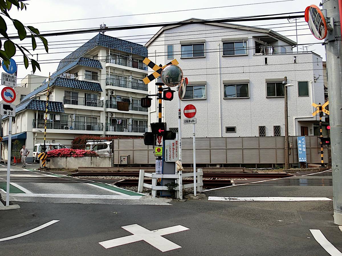 西武鉄道の踏切 池袋５号踏切 黄色い電車に乗せて