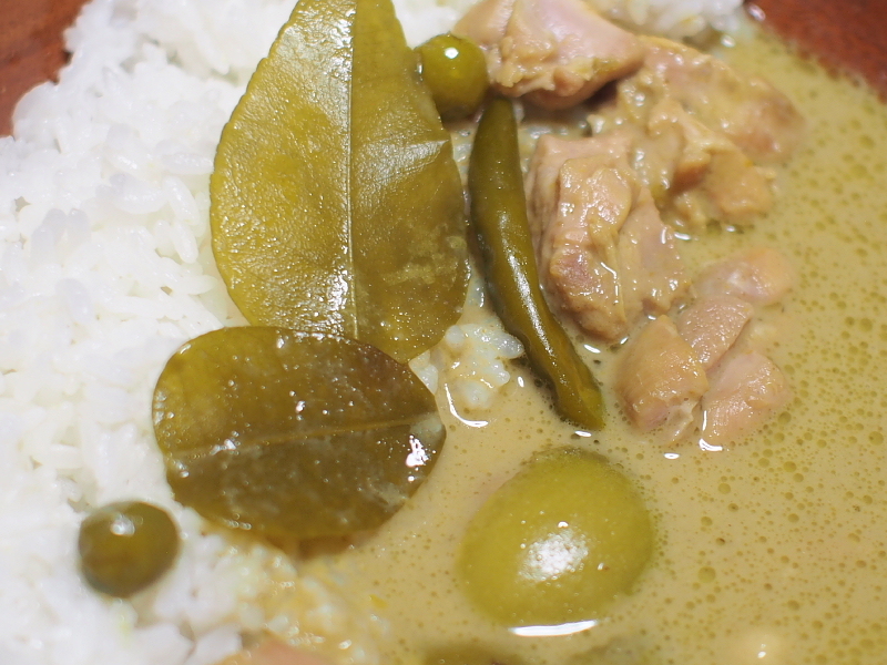 【レトルトカレー食べ比べ㉓】ヤマモリ「グリーンカレー」 ～恐れ入りました m(_ _)m_b0008655_22033930.jpg
