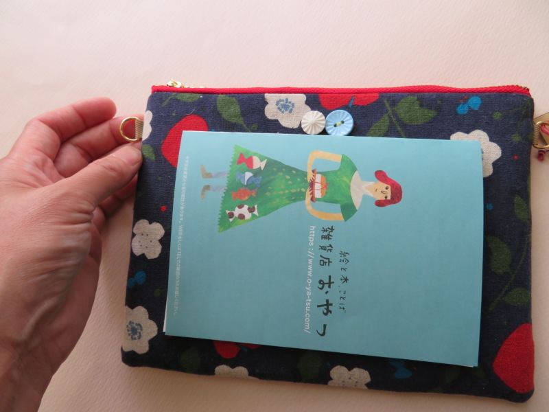 表も裏も中もかわいい、Bサイズポーチは、ポストカードを入れたくて作ってもらいました_f0129557_16333108.jpeg