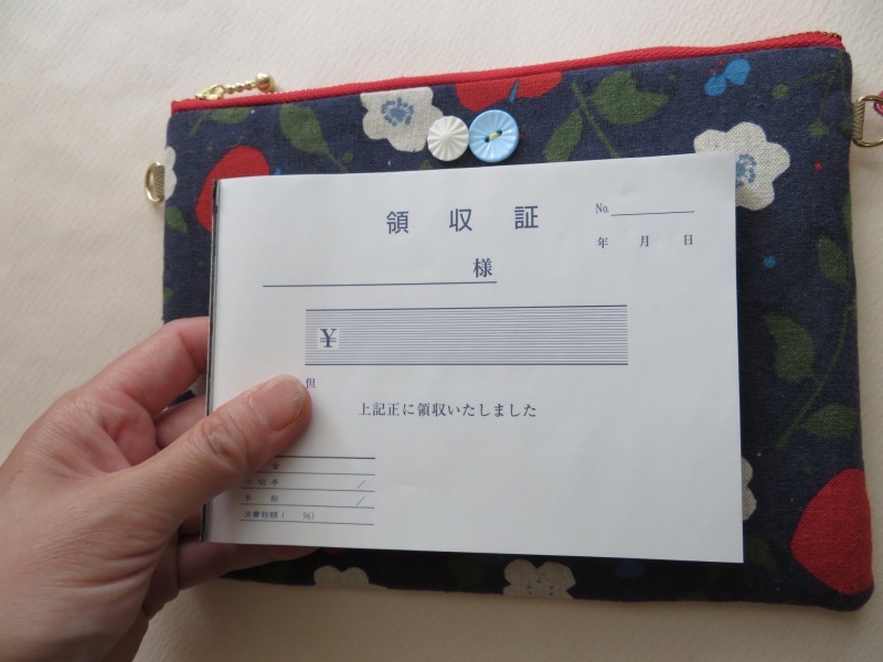 表も裏も中もかわいい、Bサイズポーチは、ポストカードを入れたくて作ってもらいました_f0129557_16333762.jpeg