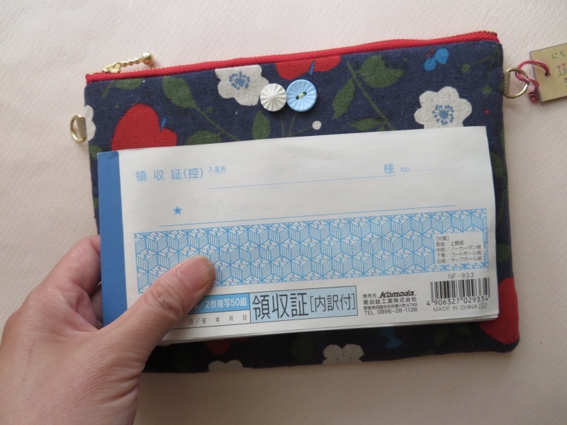 表も裏も中もかわいい、Bサイズポーチは、ポストカードを入れたくて作ってもらいました_f0129557_16334552.jpeg