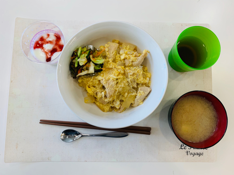 ひだまり工房昼食 親子丼 きゅうりとキャベツの塩昆布の浅漬け 味噌汁 ヨーグルト 今日の献立