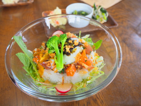 まぐろとサーモンのポキ丼 温玉のせ:Ancook(弘前市)_b0147224_1075844.jpg
