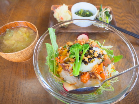 まぐろとサーモンのポキ丼 温玉のせ:Ancook(弘前市)_b0147224_1085117.jpg