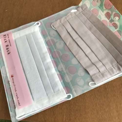 クリアファイルでマスクケース 冬はカフェオレ 夏 麦茶