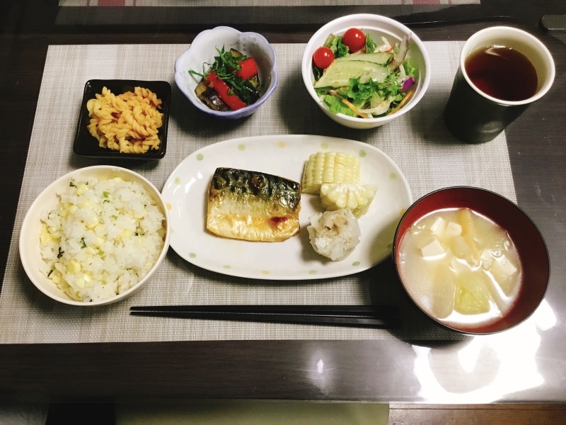 ひまわり荘夕食 とうもろこし御飯 サバ焼き 茄子とパプリカ生姜焼き 生野菜 きな粉マカロニ みそ汁 今日の献立