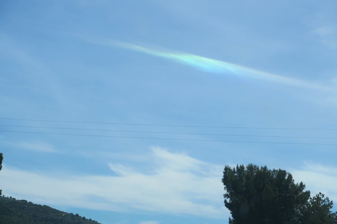 UFOか空に光る緑 彩雲らしい_f0234936_19131222.jpg