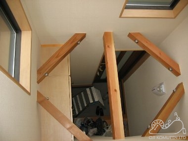 玄関に光が注ぐ吹抜けの家_c0405550_16463816.jpg