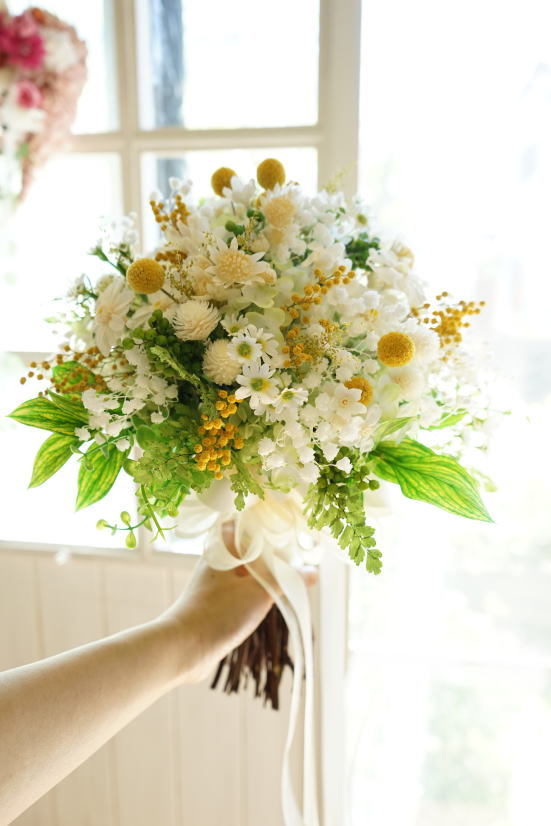 かすみ草と小花のナチュラルクラッチブーケ!_a0136507_21163509.jpg