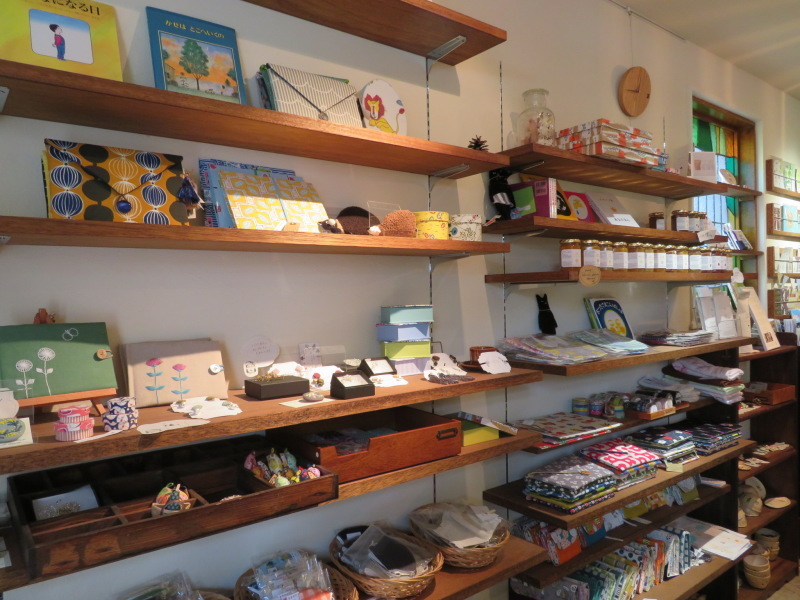 突然ですが１９日（金）から絵本古本市、現在の店内の様子_f0129557_16390559.jpeg