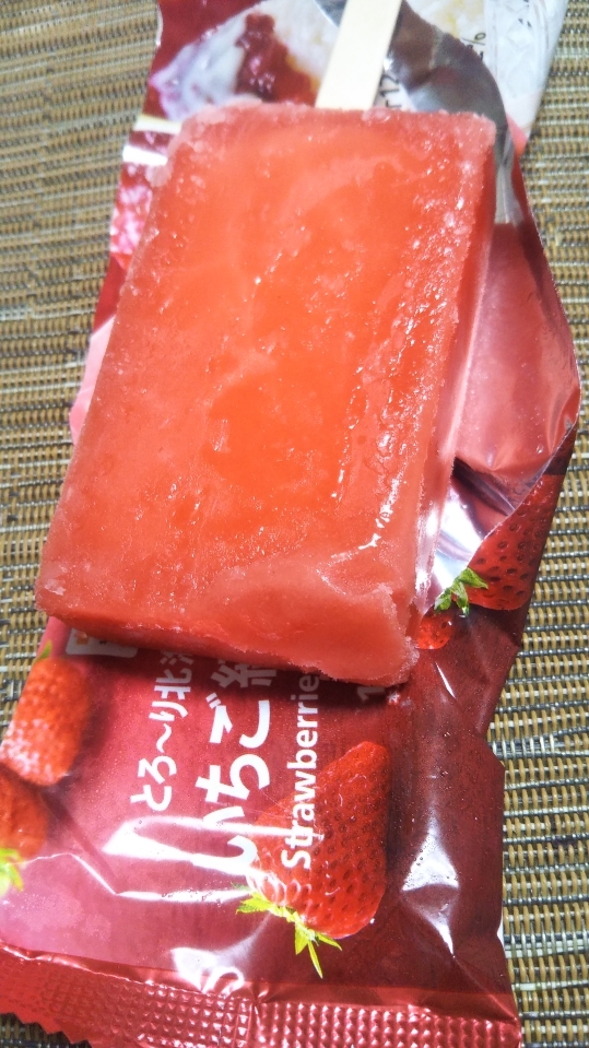 セブンプレミアム いちご練乳氷バー_f0076001_22445724.jpg