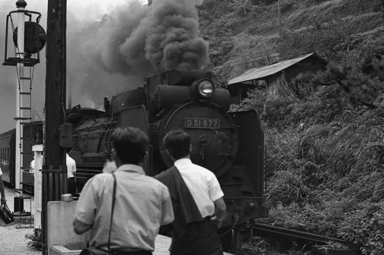 昔、機関区駅で出会った車輌達（25）伯備線 方谷駅 D51877_a0396125_06544706.jpg