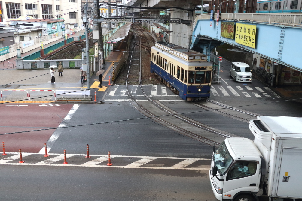 併用軌道と専用軌道のつなぎ目にこだわって撮ってみた ねこの撮った汽車 併用軌道と専用軌道のつなぎ目にこだわって撮ってみた ねこの撮った汽車